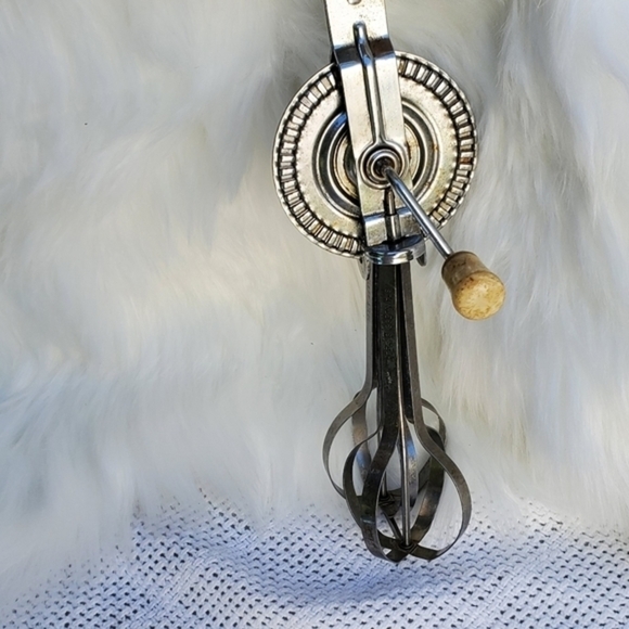 Vintage Red Handle egg beater /Mixer - Picture 7 of 7